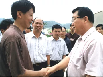 2001年8月21中共中央政治局常委原廣東省 委書記李長春同志蒞臨聰明人集團視察工作