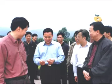 2004年8月21日廣東省公安廳廳長原河源市 委書記梁偉發同志蒞臨聰明人集團視察工作