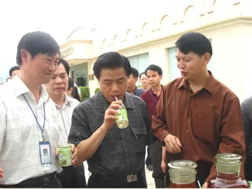 仨 2005年5月31日廣東省省長黃華華同志 蒞臨聰明人集團視察工作